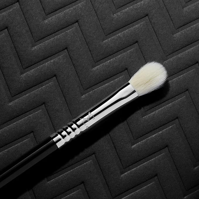 Sigma Beauty Professional E24 Diffused Blending Brush – Professional Eyeshadow Brush for Seamless Eyeshadow Blending, Softens Dramatic Edges & Harsh Lines for a Well Blended Effect (1 Brush)