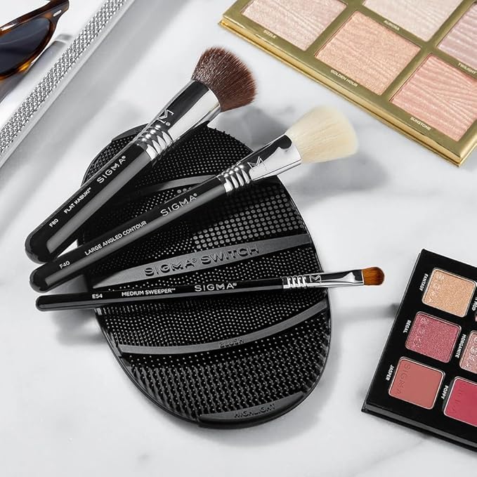 Sigma Beauty Professional E54 Medium Sweeper Brush – Professional Eyeshadow Brush for Controlled Lid Application, Packing on Metallic Shades & Highlighting the Brow Bone (1 Brush)