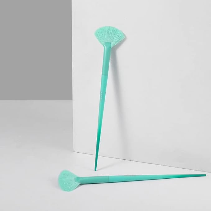 Docolor Fan Brush Professional Blush Brush Soft Vegan Synthetic Makeup Brush for Face Highlighting, Buffing and Blending with Powder Cream Cosmetics Blusher Highlighter Applicator Brush