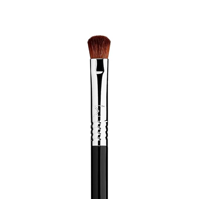 Sigma Beauty Professional E54 Medium Sweeper Brush – Professional Eyeshadow Brush for Controlled Lid Application, Packing on Metallic Shades & Highlighting the Brow Bone (1 Brush)