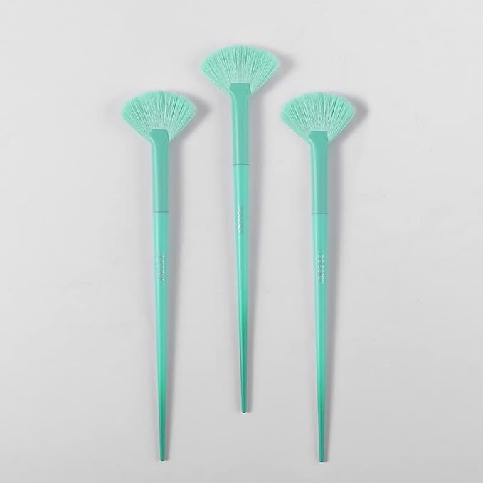 Docolor Fan Brush Professional Blush Brush Soft Vegan Synthetic Makeup Brush for Face Highlighting, Buffing and Blending with Powder Cream Cosmetics Blusher Highlighter Applicator Brush