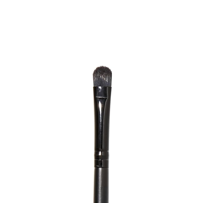 e.l.f. Concealer Brush, Flat Makeup Brush For Concealing Imperfections, Vegan & Cruelty-Free