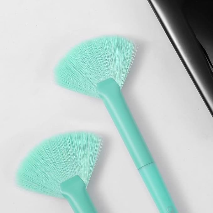 Docolor Fan Brush Professional Blush Brush Soft Vegan Synthetic Makeup Brush for Face Highlighting, Buffing and Blending with Powder Cream Cosmetics Blusher Highlighter Applicator Brush