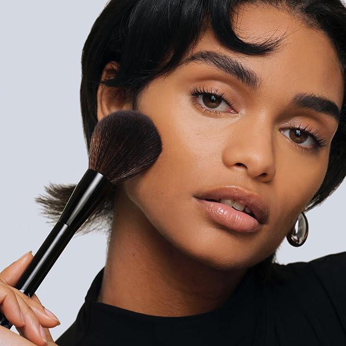 Saie All-Over Powder Makeup Brush - Fluffy Tapered Powder Brush for All-Over Application & Effortless Product Pickup - Made with Ultra-Soft, Cruelty-Free & Vegan Bristles (1 Count)