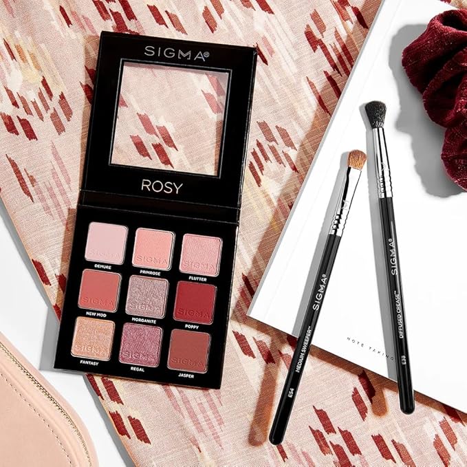 Sigma Beauty Professional E54 Medium Sweeper Brush – Professional Eyeshadow Brush for Controlled Lid Application, Packing on Metallic Shades & Highlighting the Brow Bone (1 Brush)