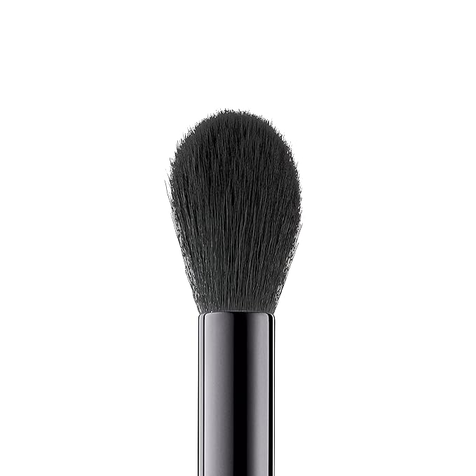 e.l.f. Highlighter Brush, Soft, Tapered Makeup Brush To Highlight & Strobe, Gives Skin An Illuminating Glow, Vegan & Cruelty-Free
