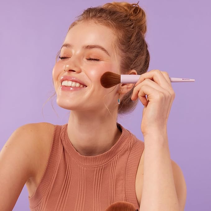 essence | Blush & Highlighter Brush | Long, Soft Bristles for Pressed & Loose Powder Makeup Application & Blending | Vegan & Cruelty Free