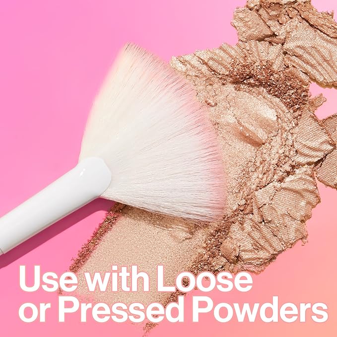 wet n wild Fan Brush, Synthetic Polymax Fibers for Versatile Blending, Ergonomic Handle for Comfortable Control